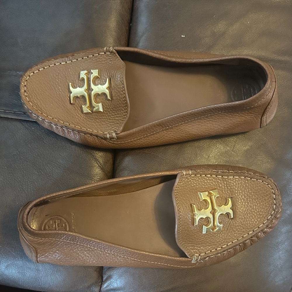 Tory Burch everly tan Leather Loafers with Gold Logo - Picture 3 of 15